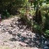 MENUMPUK: Tumpukan sampah yang cukup memprihatinkan di Sungai Cipeles, Blok Padasuka, Kecamatan Sumedang Selat