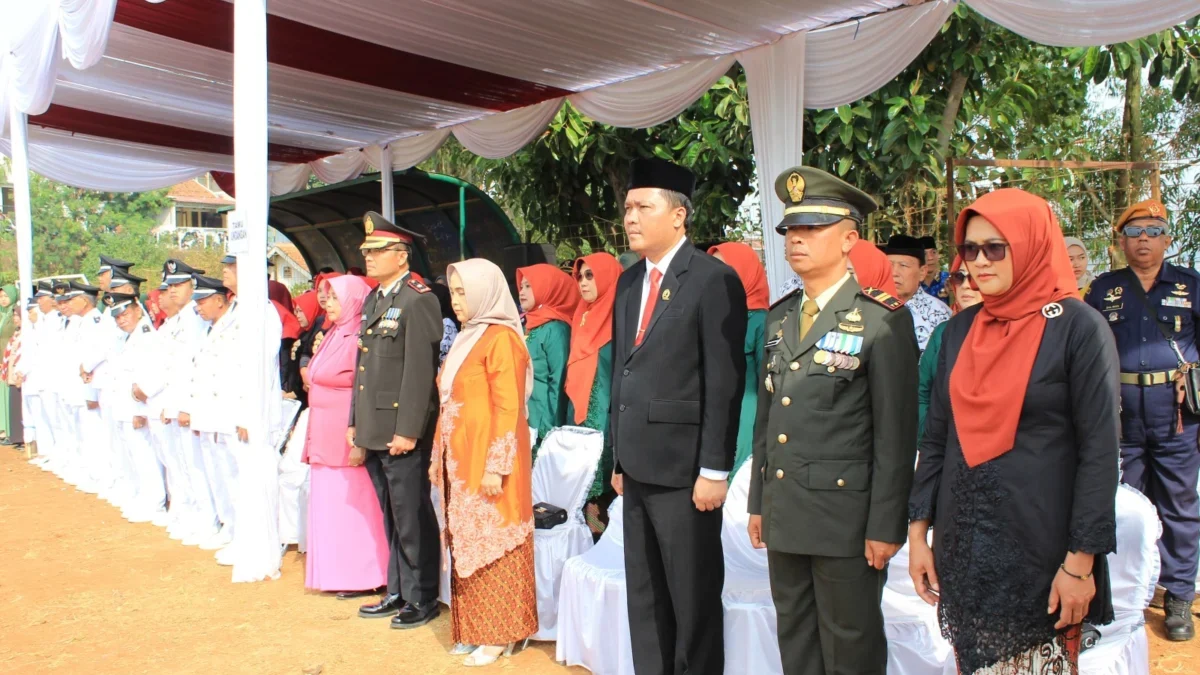 HADIRI: Anggota DPRD Sumedang dari Fraksi Golkar, Asep Kurnia (tengah) saat upacara HUT RI ke 79 di Kecamatan