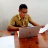 PAPARKAN: Sekretaris Desa Mekarjaya, Apit Supriyatna saat memberikan keterangan terkait pencapaian target PBB