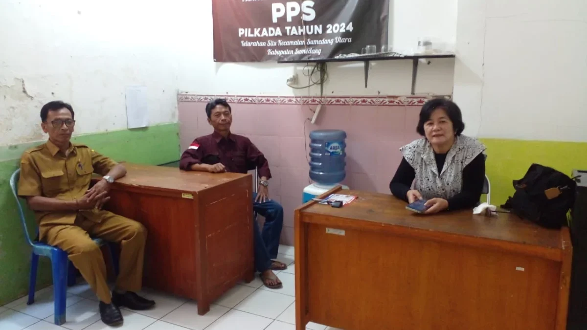 BERSAMA: Ketua PPS Kelurahan Situ Darnilam Wati Lase (Kanan) bersama anggota pengurus PPS Kelurahan Situ di Se