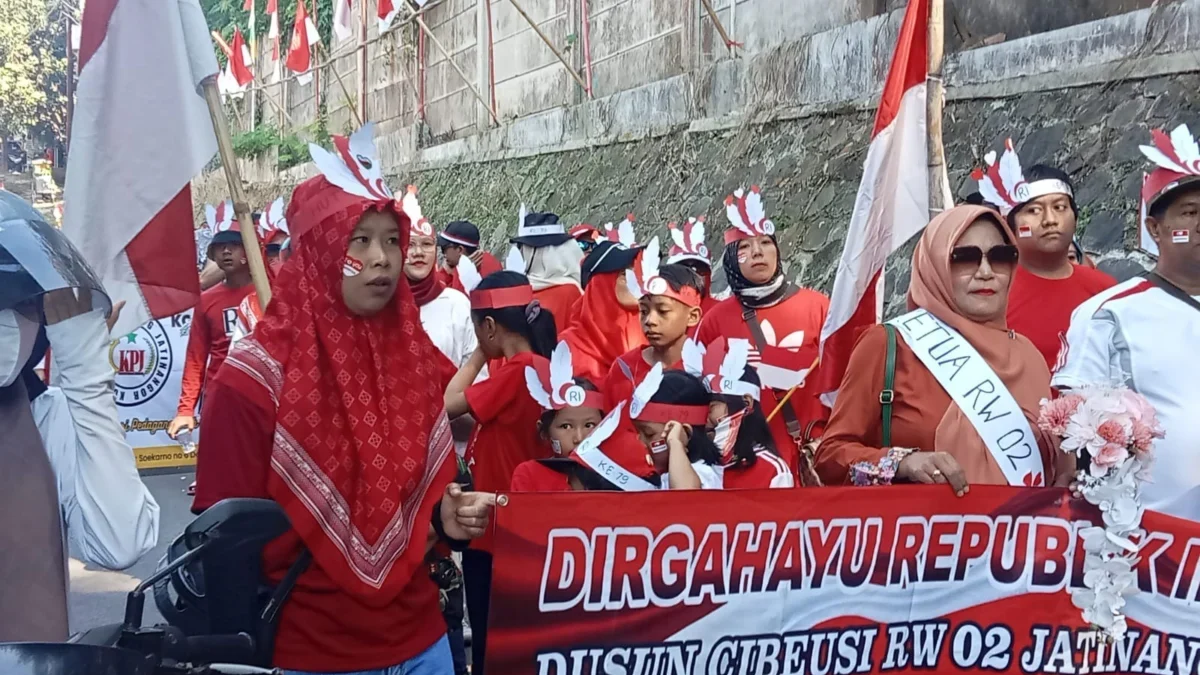 MERIAH: Sejumlah warga Desa Cibeusi saat mengikuti acara hari kemerdekaan di desanya, baru-baru ini.