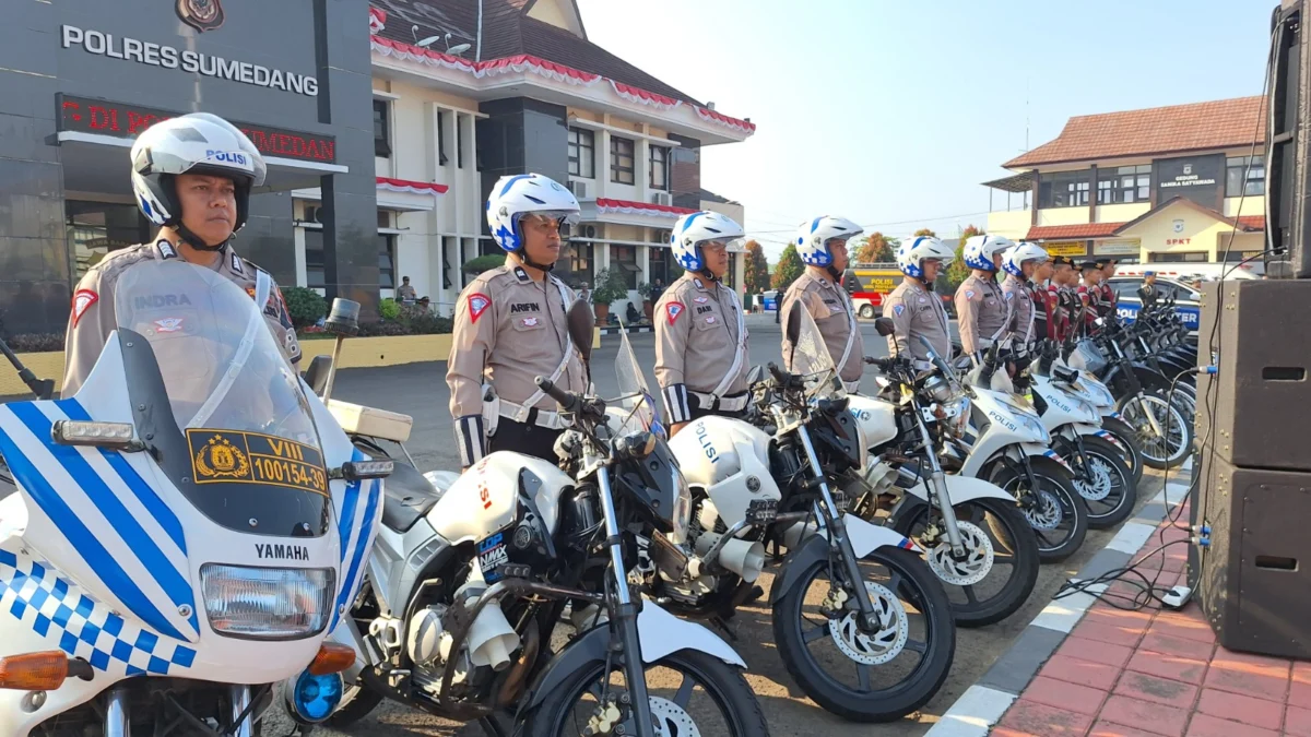 BERBARIS: Sejumlah personil Polres Sumedang saat Apel Gelar Pasukan Operasi Mantap Praja Lodaya 2024 di Halama