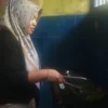 OLAH: Pembuat nasi bakar Yeni saat melakukan pengolahan di dapurnya, Selasa (20/8).