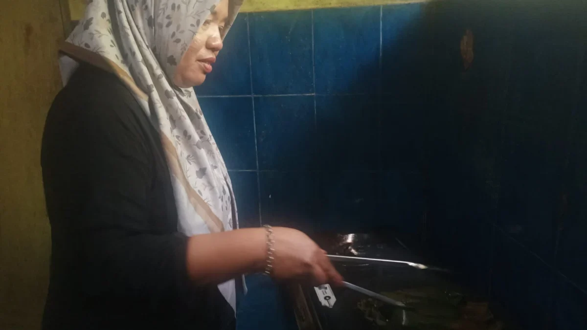 OLAH: Pembuat nasi bakar Yeni saat melakukan pengolahan di dapurnya, Selasa (20/8).