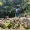 KUNJUNGI: Sejumlah wisatawan saat berkunjung di Curug Cigorobog, Selasa (20/8).