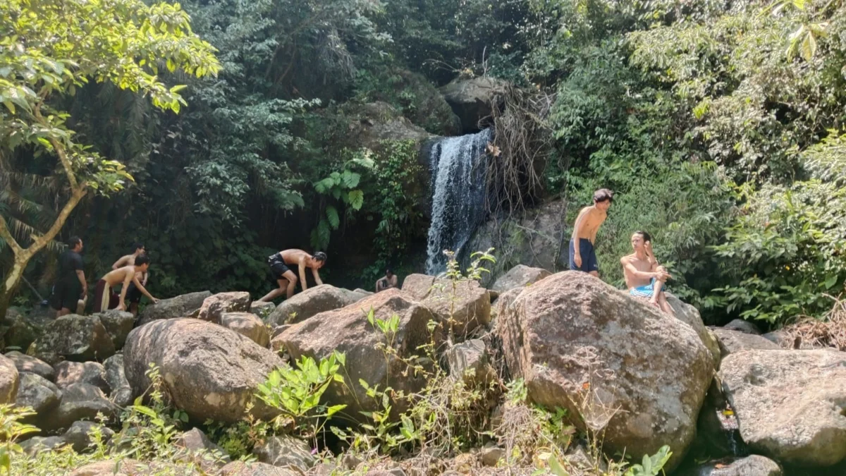 KUNJUNGI: Sejumlah wisatawan saat berkunjung di Curug Cigorobog, Selasa (20/8).