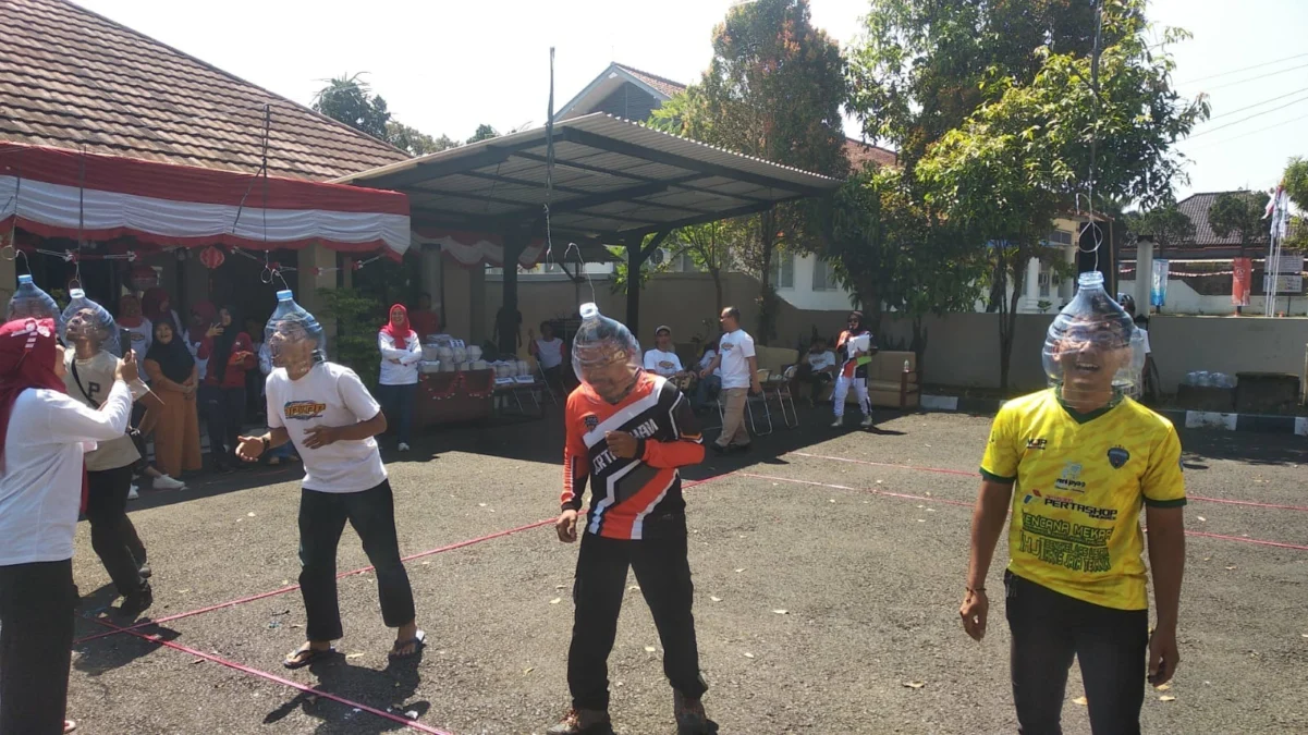 IKUTI: Sejumlah pegawai Dinas Perkimtan Sumedang saat mengikuti perlobaan di halaman kantornya, Selasa (20/8).