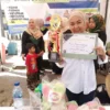 TUNJUKAN: Kepala Desa Pasirnanjung, Susi Herawati saat memegang piala dan piagam kejuaraan UMKM, baru-baru ini