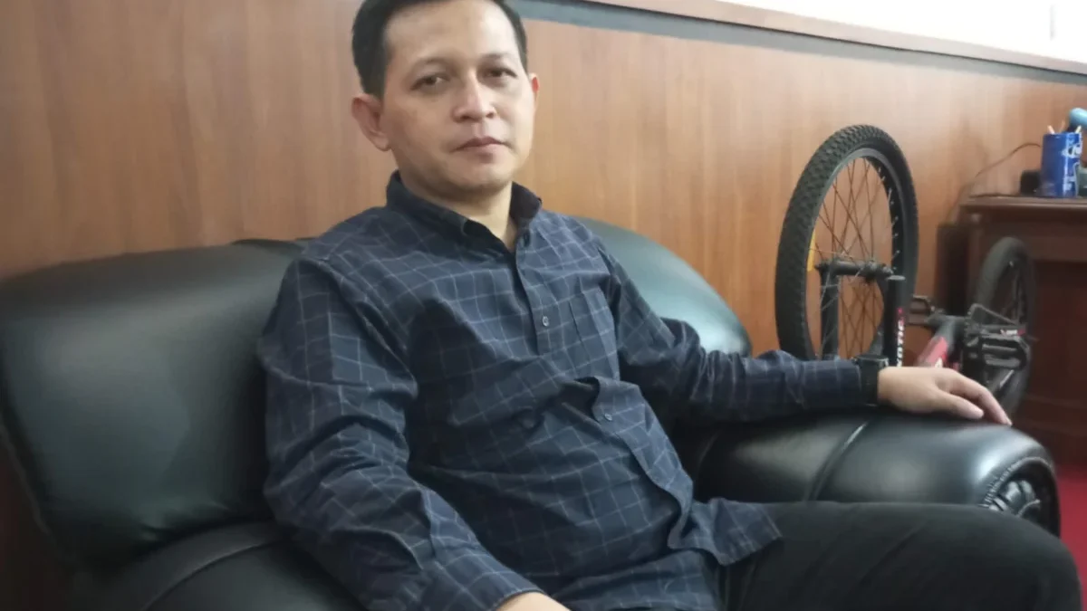 SAMPAIKAN: Ketua KPU Sumedang Ogi Ahmad Fauzi saat memberikan keterangan mengenai putusan MK kepada Sumeks, Ra