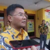 MENJELASKAN: Bakal Calon Bupati Sumedang Erwan Setiawan saat diwawancara dalam sebuah kegiatan, baru-baru ini.