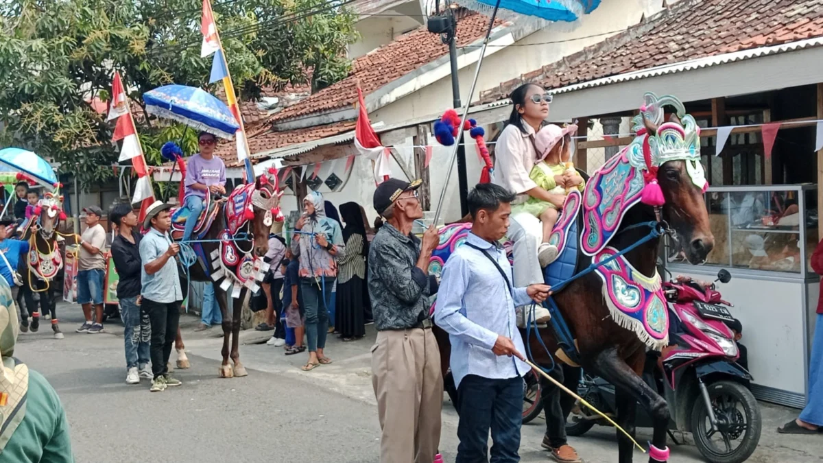 IRINGAN: Kesenian Kuda Renggong di Desa Kebon Kalapa,Cimalaka, Kamis (22/8).