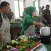 IKUTI: Sejumlah anggota Kodim 0610/Sumedang saat mengikuti lomba membuat nasi liwet di Makodim, Kamis (22/8).