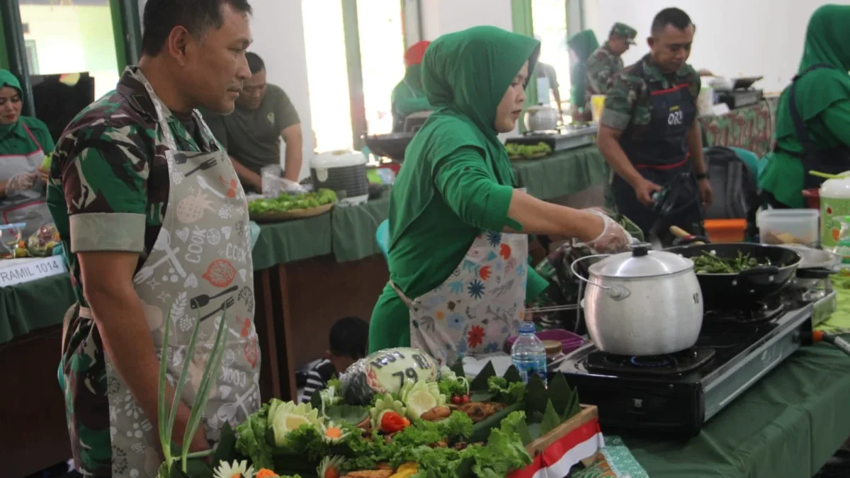 IKUTI: Sejumlah anggota Kodim 0610/Sumedang saat mengikuti lomba membuat nasi liwet di Makodim, Kamis (22/8).