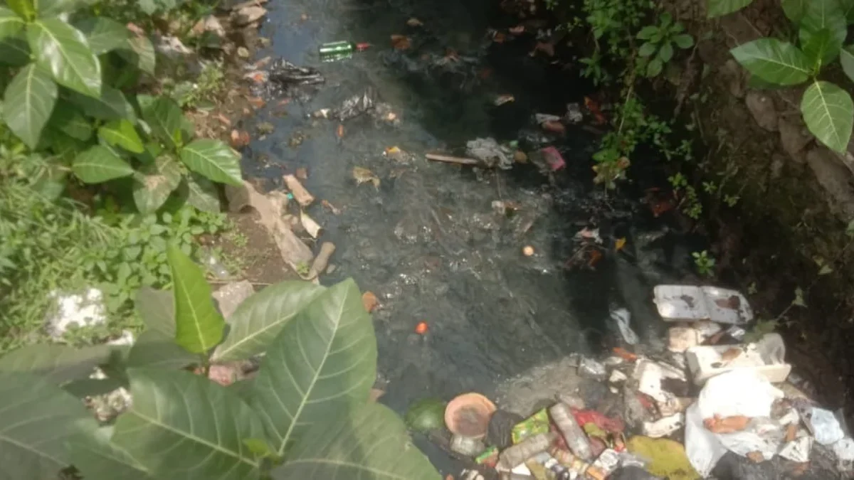 BERSERAKAN: Tumpukan sampah di saluran air di Jl. Cipadung, Kelurahan Kota Kaler, Kamis (22/8).