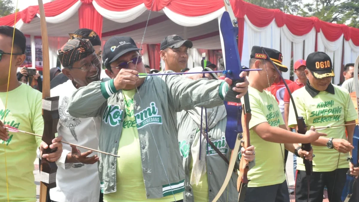 BIDIK: Pj Bupati Sumedang Yudia Ramli saat mengikuti kegiatan Sumedang Bergema di lapangan PPS, Kamis (22/8).