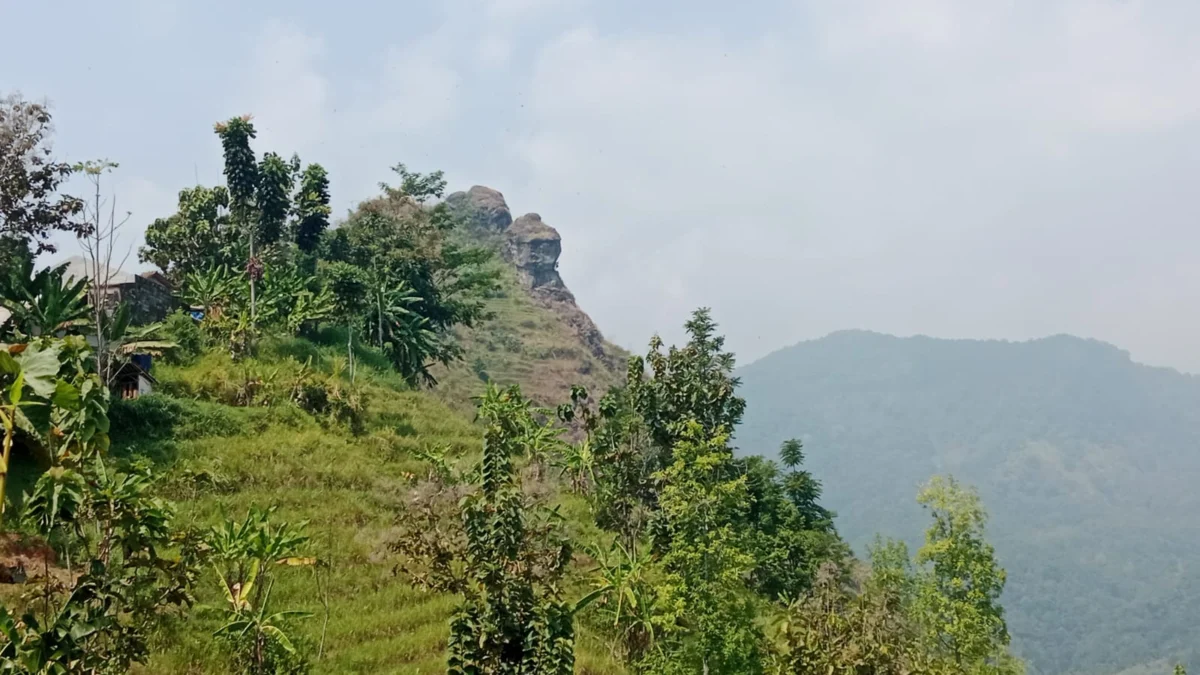 INDAH: Gunung Bongkok di Desa Dayeuhluhur yang memiliki pemandangan sangat memukau.