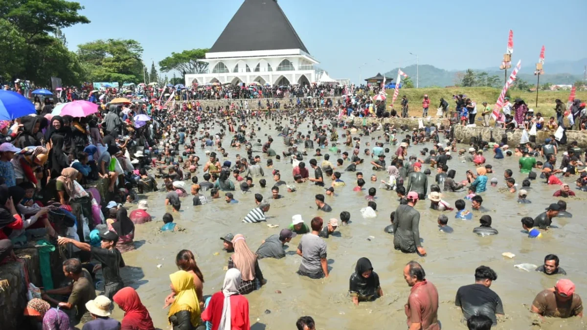 Berebut Ikan di Empang, Penjabat Bupati Sumedang Sebut Ngagogo Tradisi Sunda yang Penuh Makna