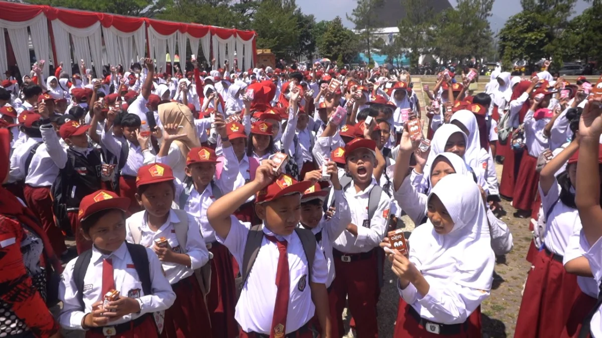 Ribuan Anak SD di Sumedang Makan Pepes Ikan Berjamaah Sampai Pecahkan Rekor ORI