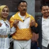 BERSAMA: H Umuh Muchtar (tengah) saat berfoto bersama Eni Sumarni (kiri) dan Ridwan Solihin (kanan) saat sila