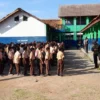 BERBARIS: Sejumlah siswa SDN Cipareuag pada saat mengikuti kegiatan di sekolahnya, baru-baru ini.BERBARIS: Sej