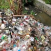 MENGKHAWATIRKAN: Tumpukan sampah di saluran irigasi di Cimuja Kecamatan Cimalaka, baru-baru ini.