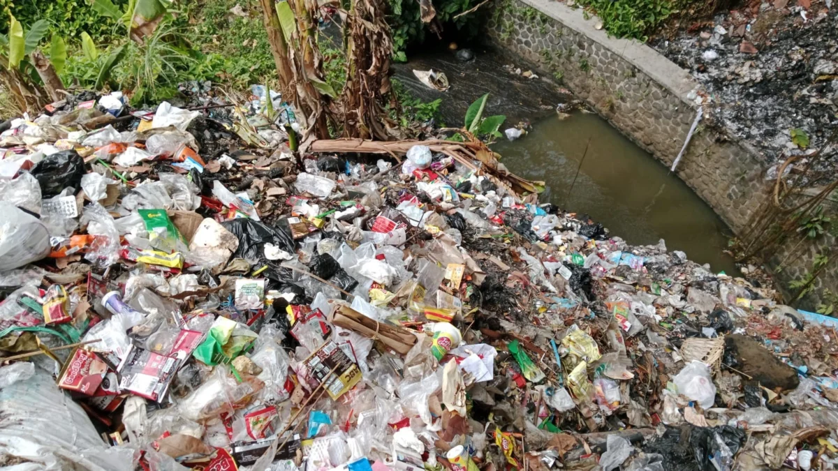 MENGKHAWATIRKAN: Tumpukan sampah di saluran irigasi di Cimuja Kecamatan Cimalaka, baru-baru ini.