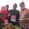 BERSAMA: Pj Bupati Sumedang Yudia Ramli (kanan) saat berfoto dengan Camat Jatigede Wuddan Lukmanul Hakim (teng