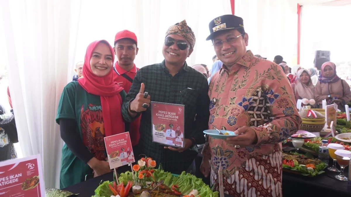 BERSAMA: Pj Bupati Sumedang Yudia Ramli (kanan) saat berfoto dengan Camat Jatigede Wuddan Lukmanul Hakim (teng