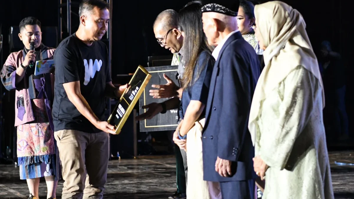 Pemda Provinsi Jabar Berikan Penghargaan Lifetime Achievement kepada Nike Ardilla dan Ni Mursih