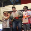 JUARA: Ketua Pelaksana event e-Sport Piala Dandim 0610/Sumedang, Muhammad Ihsan Ismail saat menyerahkan hadiah