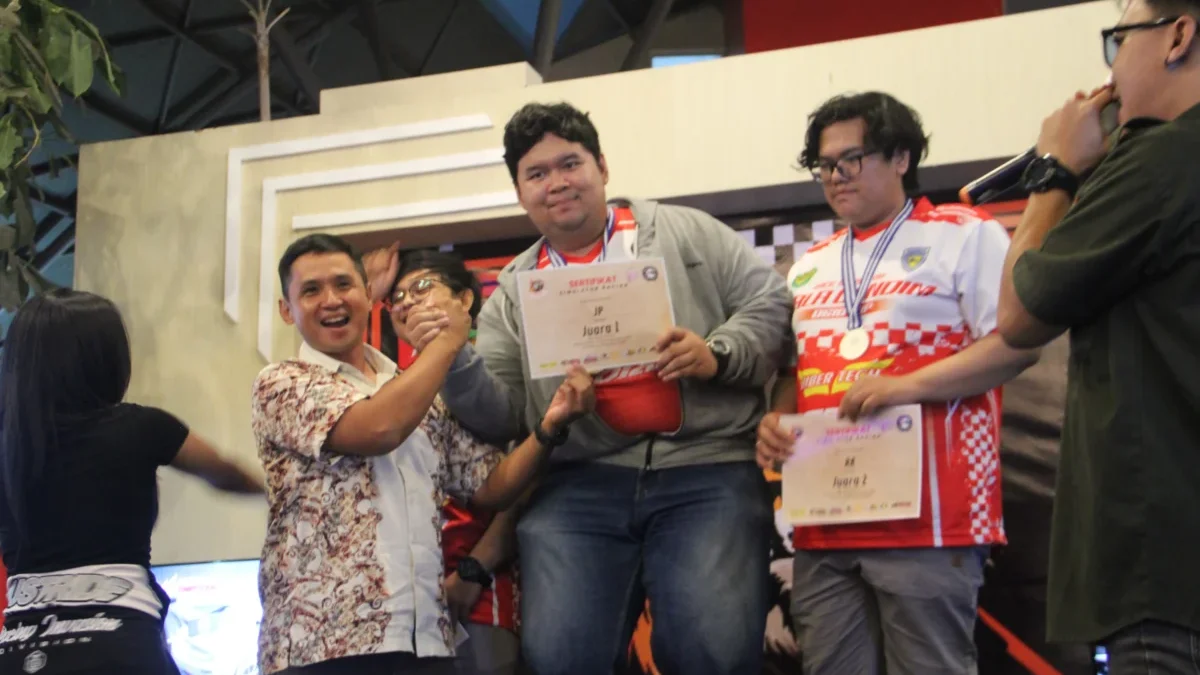 JUARA: Ketua Pelaksana event e-Sport Piala Dandim 0610/Sumedang, Muhammad Ihsan Ismail saat menyerahkan hadiah