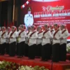 BERLOMBA: Sejumlah peserta lomba paduan suara saat menyanyikan lagu Mars Sumedang, di PPS, Senin (26/8).