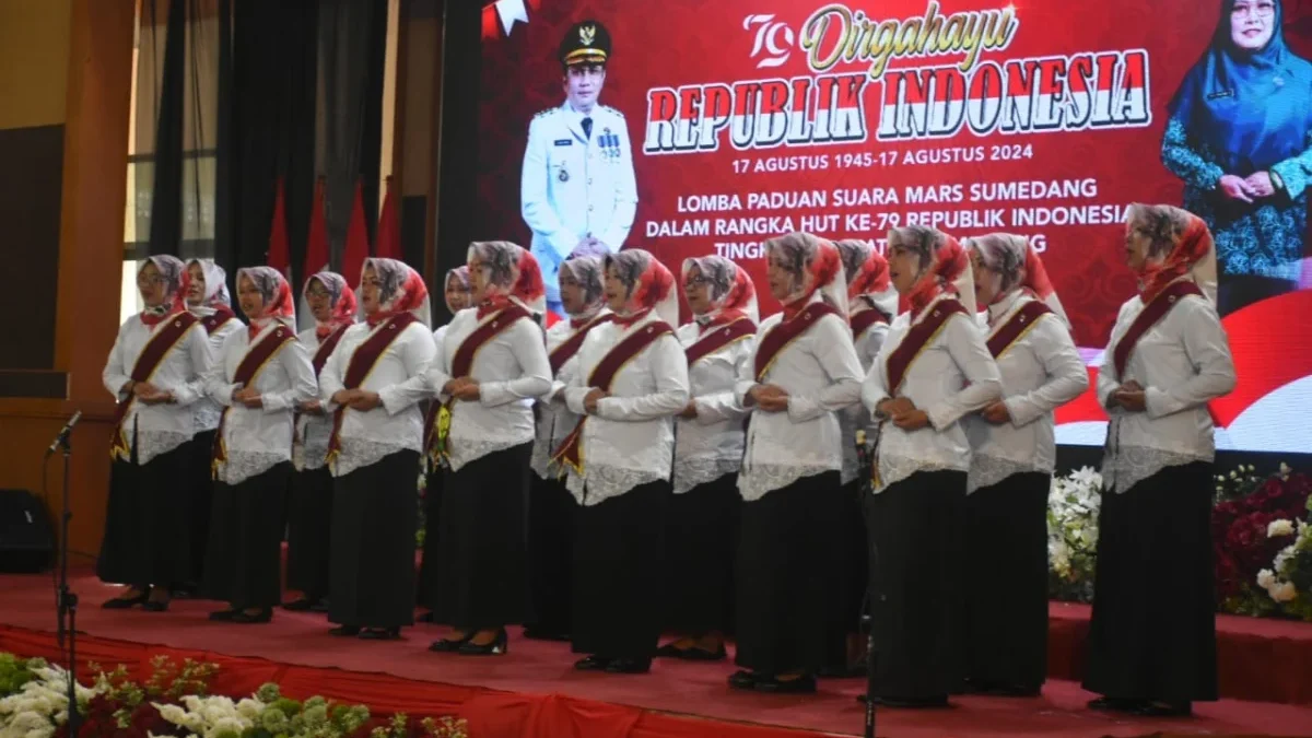 BERLOMBA: Sejumlah peserta lomba paduan suara saat menyanyikan lagu Mars Sumedang, di PPS, Senin (26/8).