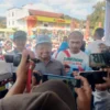 SEBUTKAN WAKIL: Bakal Calon Bupati Sumedang, Dony Ahmad Munir saat diwawancara awak media dalam sebuah acara,