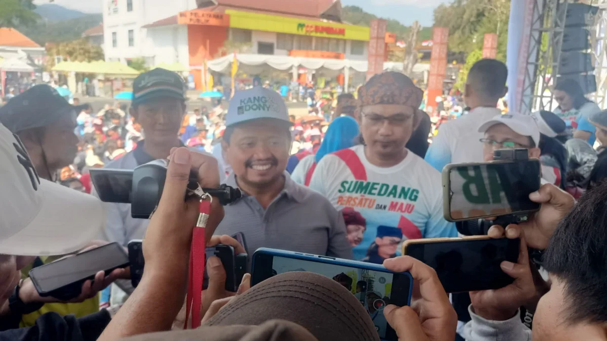 SEBUTKAN WAKIL: Bakal Calon Bupati Sumedang, Dony Ahmad Munir saat diwawancara awak media dalam sebuah acara,