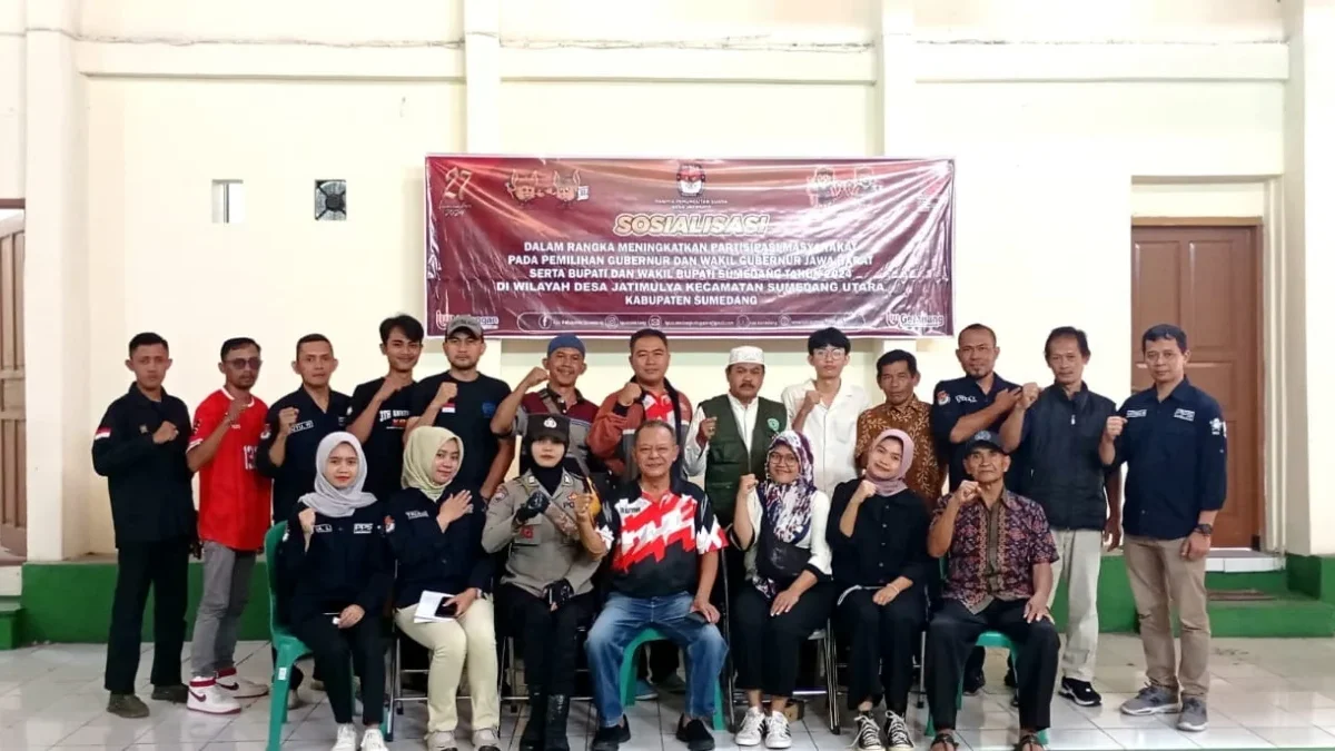 JALANKAN: Anggota PPS Jatimulya saat berfoto bersama Kepala Desa dan Perangkat Desa Jatimulya, seusai acara ke