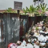 MEMPRIHATINKAN: Tumpukan sampah di Jalan Terusan Bandung-Cirebon tepatnya di Cimuja, baru-baru ini.MEMPRIHATIN