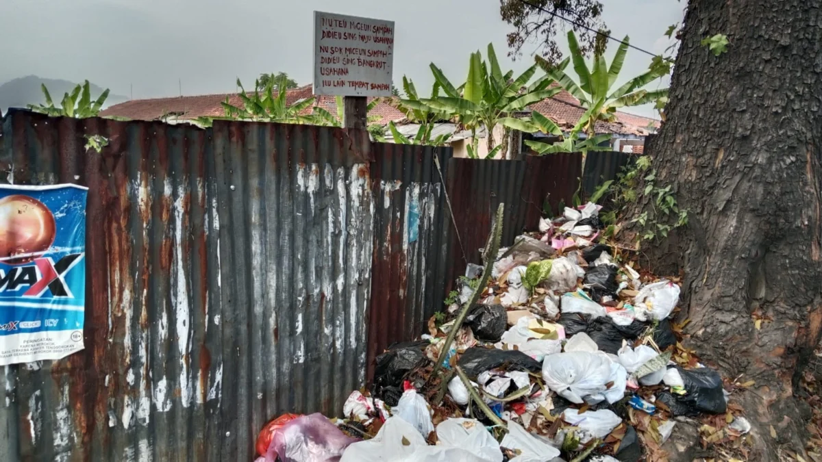 MEMPRIHATINKAN: Tumpukan sampah di Jalan Terusan Bandung-Cirebon tepatnya di Cimuja, baru-baru ini.MEMPRIHATIN