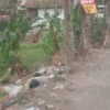 MENGGANGGU: Sampah yang berserakan di jalan Jatihurip, Kecamatan Sumedang Utara yang menimbulkan bau tidak sed