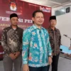 TIDAK MENDAFTAR: Ketua KPU Sumedang Ogi Ahmad Fauzi saat diwawancara wartawan usai konferensi pers di kantorny