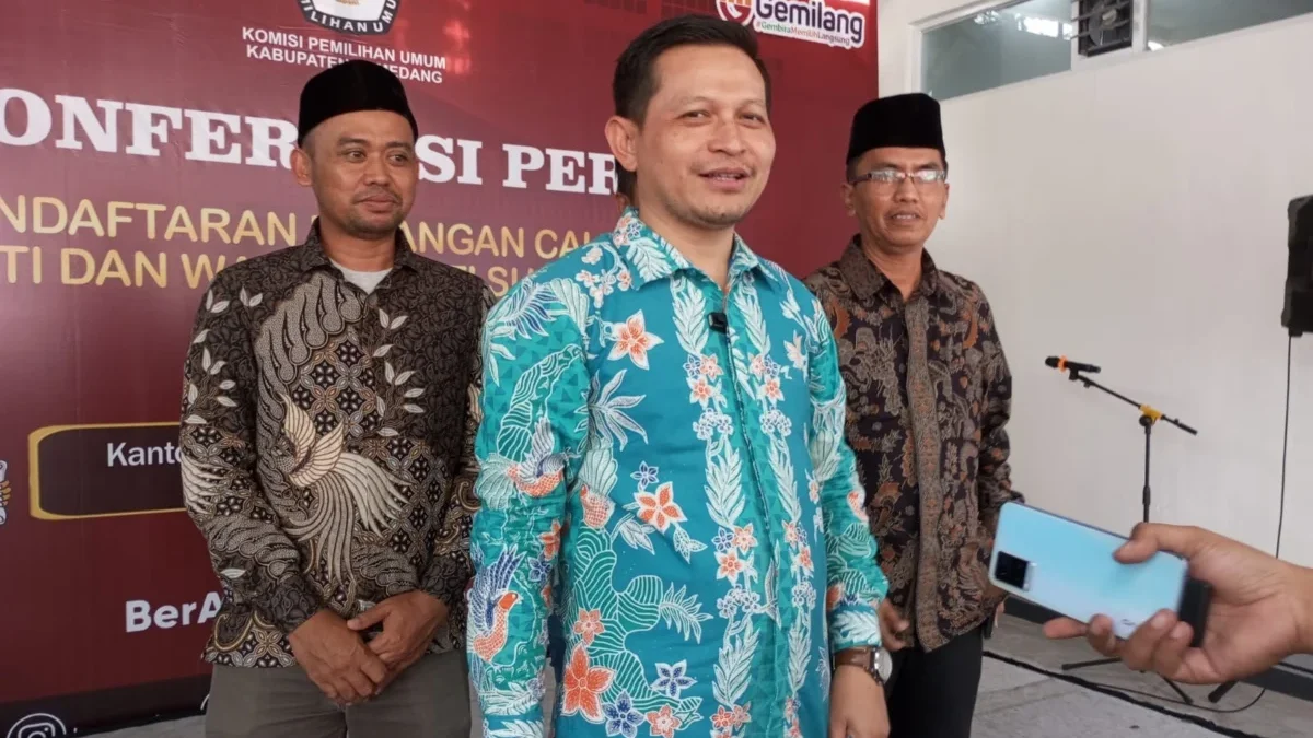 TIDAK MENDAFTAR: Ketua KPU Sumedang Ogi Ahmad Fauzi saat diwawancara wartawan usai konferensi pers di kantorny