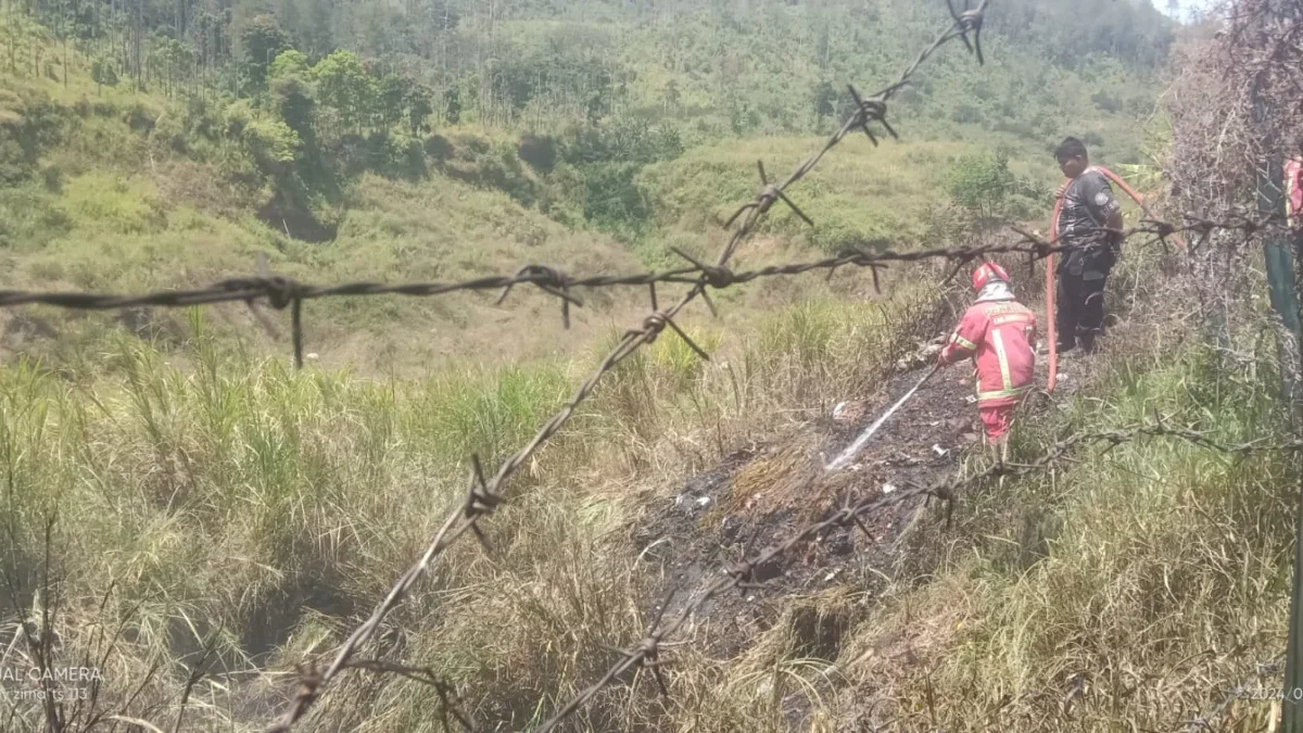 PADAMKAN: Petugas Damkar saat berupaya memadamkan api di Area Yonif R 301 Prabu Kian Santang, Kecamatan Cimala