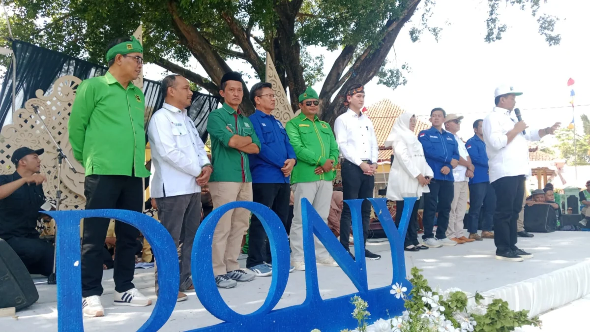 SAMPAIKAN: Calon Bupati Sumedang saat menyampaikan sambutan di Alun-alun Darmaraja sebelum berangkat ke kantor