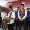 TARGETKAN: Calon Bupati dan Wakil Bupati Sumedang, Dony Ahmad Munir dan Fajar Aldila saat melakukan konferensi