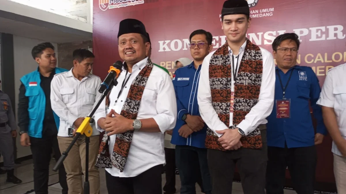 TARGETKAN: Calon Bupati dan Wakil Bupati Sumedang, Dony Ahmad Munir dan Fajar Aldila saat melakukan konferensi