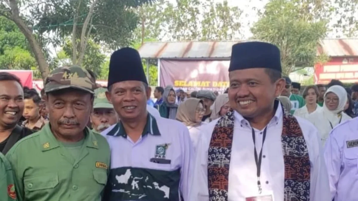 OPTIMIS: Calon Bupati Sumedang Dony Ahmad Munir saat mendaftar ke KPU, baru-baru ini.