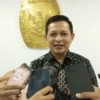 TERIMA: Ketua KPU Sumedang Ogi Ahmad Fauzi saat melakukan jumpa pers pendaftaran calon Bupati dan Wakil Bupati