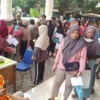 Ratusan Warga Antusias Mengantri Berdesakan untuk Memperoleh Bantuan