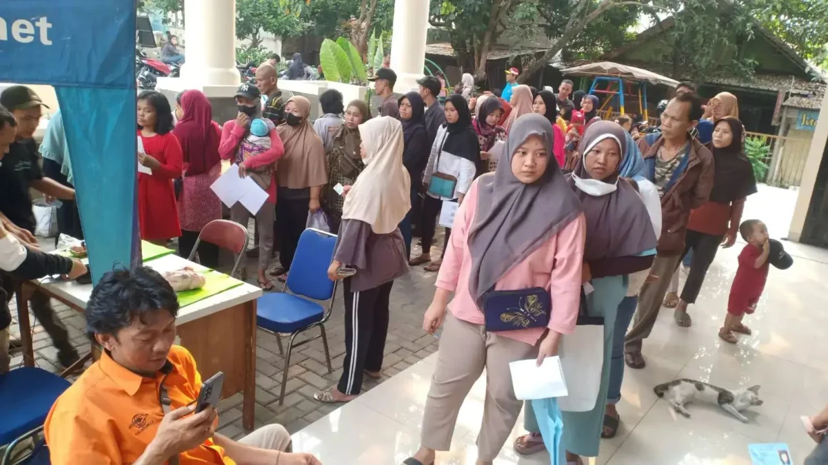 Ratusan Warga Antusias Mengantri Berdesakan untuk Memperoleh Bantuan