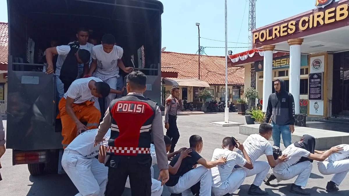 Polisi mengamankan ratusan pelajar diduga hendak melakukan penyerangan.